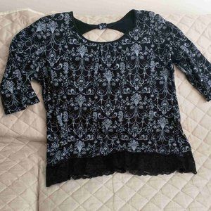 So pretty, Nikki by MXM Black and White Smock-style blouse, Medium.